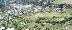 Freizeitpark und Wohngebiet. Das Bornstedter Feld mit dem Volkspark, links im Bild sind die Wälle mit dem Sportplatz zu sehen. Vor zehn Jahren wurde der Park eröffnet, inzwischen sind knapp eine Milliarde Euro ins Bornstedter Feld investiert worden.