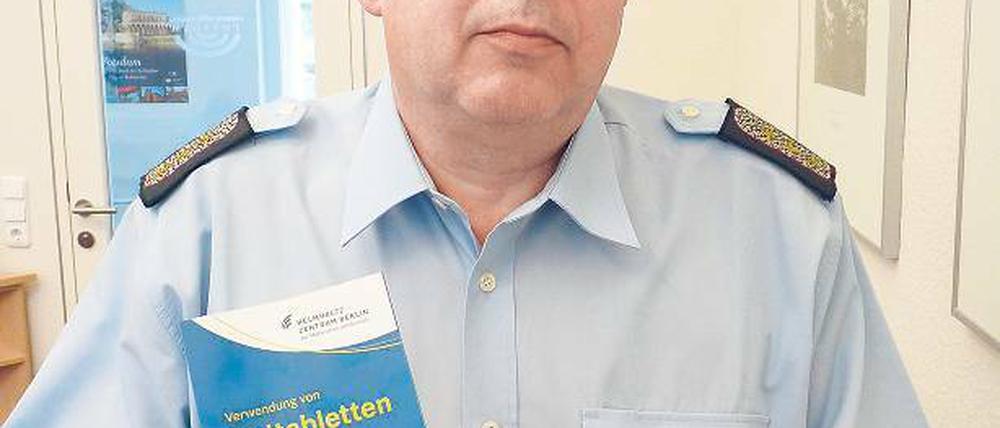 Schutz vor Schilddrüsenkrebs. Feuerwehrchef Wolfgang Hülsebeck will prüfen, ob Jodtabletten präventiv verteilt werden könnten.