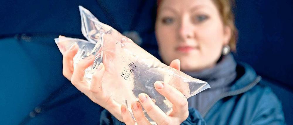 Lange haltbar. Eine Mitarbeiterin der Berliner Wasserbetriebe zeigt einen Beutel mit einem Liter Trinkwasser. In der Bundeshauptstadt ist das saubere Wasser für Krisenfälle vorrätig – in Potsdam bisher nicht.