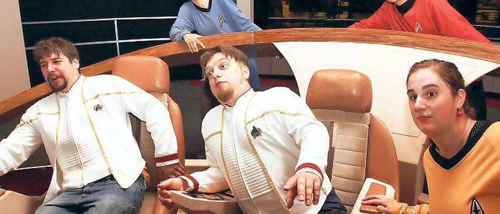 „Achtung, Photonenstrahlen!“ Die Potsdamer „Star Trek“-Fans um Michael Schmid (u. M.) müssen sich bei einem Angriff auf die Enterprise in der „Star Trek“-Ausstellung im Filmpark Babelsberg gut festhalten.