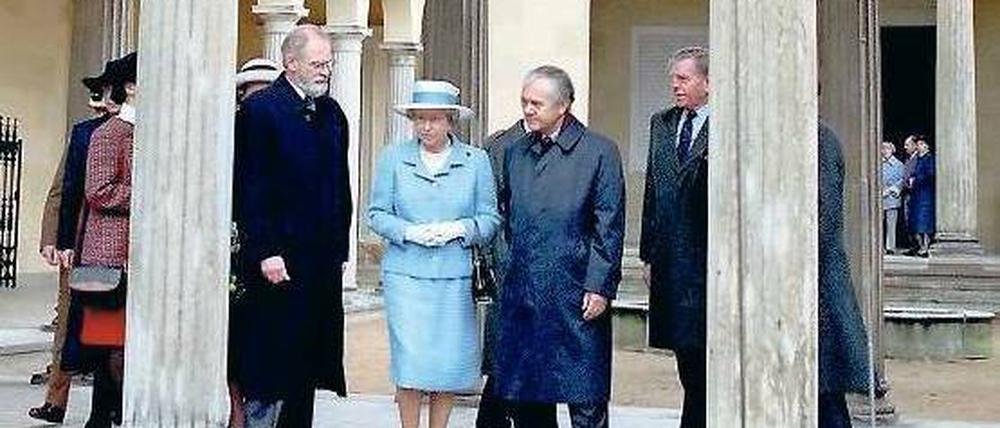 Verwandtschaft zu Gast. Königin Elizabeth II. besuchte im Oktober 1992 Potsdam. In der Friedenskirche legte sie Blumen am Sarkophag ihrer Vorfahrin Kaiserin Friedrich, eine geborene Prinzessin Victoria von Großbritannien und Irland, nieder.