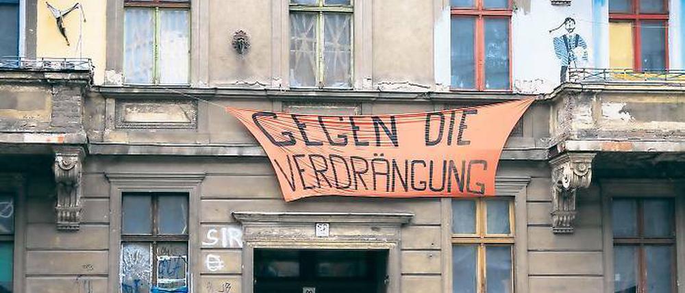 Protest gegen hohe Mieten: Ein neues Plakat an der Fassade des linksalternativen Wohnprojekts Zeppelinstraße 29.