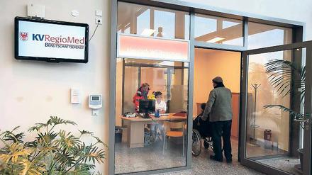 Offene Türen, wenn andere Praxen geschlossen haben. Eingang zur neuen Bereitschaftspraxis im Neubau des St.-Josefs-Krankenhauses.