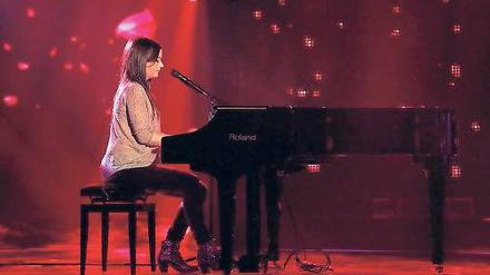 „Junimond“ am Klavier: Mit dieser Nummer konnte Lisa Martine Weller aus Potsdam bei „Voice of Germany“ nicht punkten – bei der Castingshow ist sie ausgeschieden.