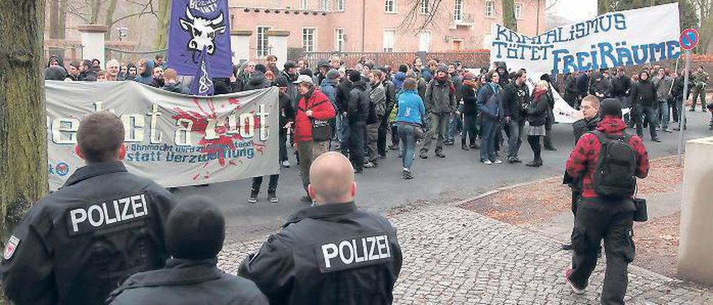 Aufbegehren gegen die Verdrängung alternativer Wohnprojekte: Rund 200 Anhänger der alternativen Szene demonstrierten am Samstag in Babelsberg.