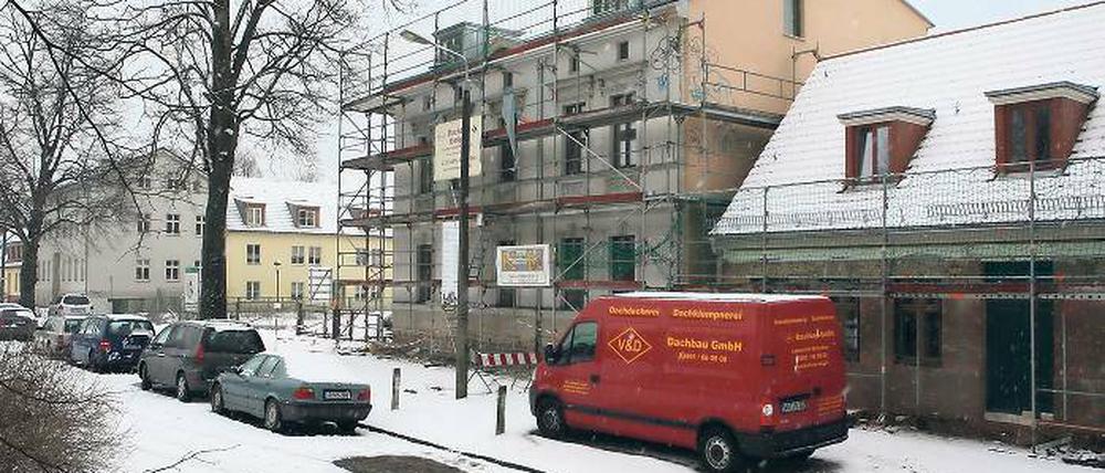 Fast fertig. Das Wohnhaus Mühlenstraße 2a und das rechts daneben stehende Weberhaus hat Stadtkontor in Eigenregie saniert. In der kommenden Woche soll auch an der Ecke zur Neuen Straße Baustart für ein Wohnhaus sein.