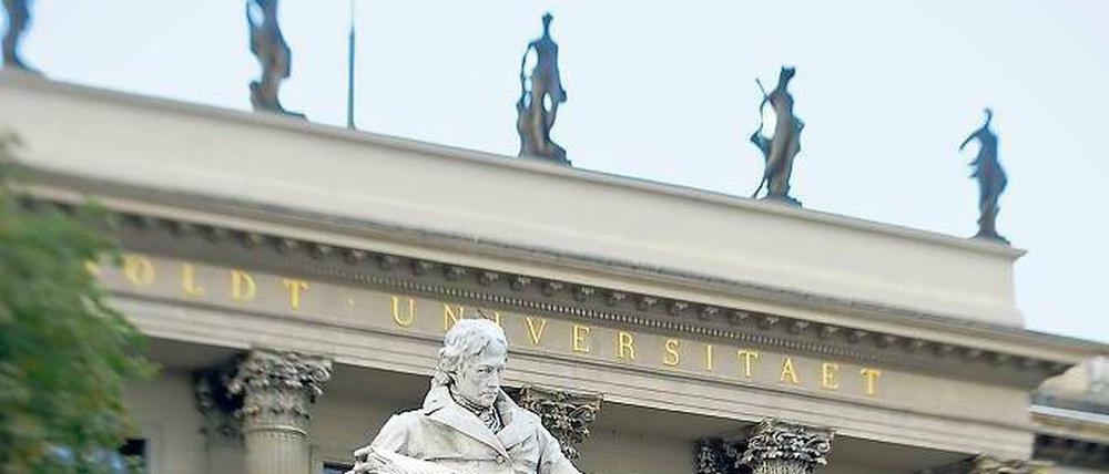 Acht Leihgaben aus Potsdam. Die Attika-Figuren stehen seit 1966 auf dem Dach der Humboldt-Uni in Berlin. Finanzminister Markov will sie nun zurück.
