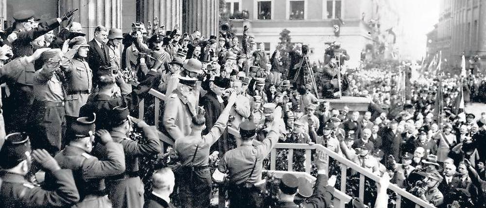 Jubelnde Massen, 1945 nicht mehr gern gesehen: Reichspräsident Paul von Hindenburg verlässt am „Tag von Potsdam“ nach dem evangelischen Gottesdienst die Nikolaikirche, um seine geplante Rundfahrt anzutreten.