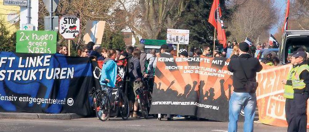 Gegen Unterstützung für Rechts demonstrierten rund 60 Antifa-Anhänger am Sonntagnachmittag in Grube. Zeitgleich marschierten rund 30 Rechtsextreme auf.