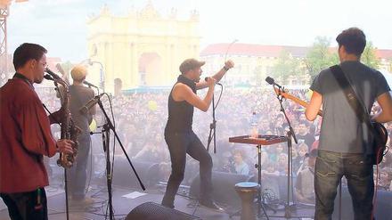 Ein Höhepunkt: Die Potsdamer Band „Hasenscheisse“ spielte am Montagabend auf dem „Rhythm against Racism“-Festival auf dem Luisenplatz. Wie jedes Jahr kamen tausende Potsdamer zu dem Open Air.