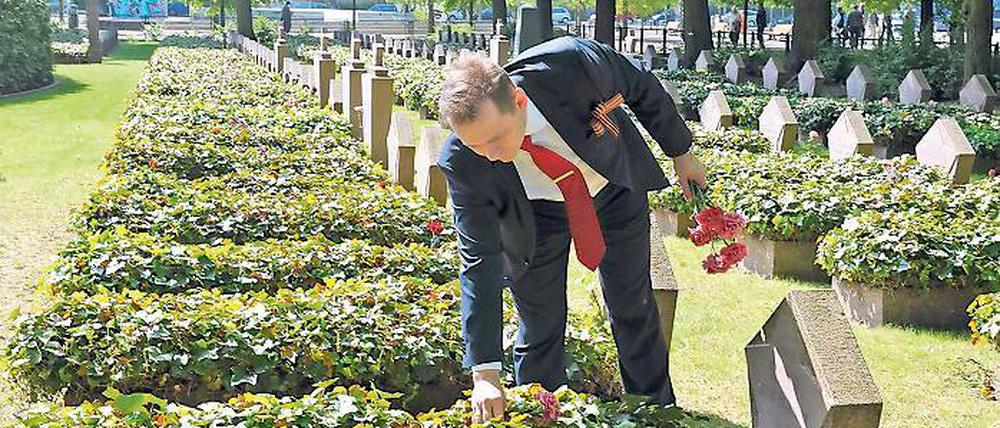 Zeichen der Trauer. Sergey Sorokin von der russischen Botschaft legte Blumen auf Gräber am Bassinplatz. Viele der meist jungen sowjetischen Soldaten kamen in den letzten Kriegstagen ums Leben. Andere starben später an ihren Verletzungen.