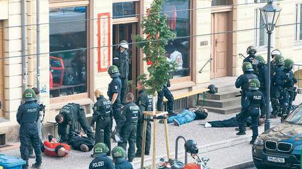 Hausdurchsuchung: Bei dem Großeinsatz der Polizei am Mittwochabend vor dem Hells-Angels-Klubquartier in Potsdam mussten sich die anwesenden Rocker teilweise auf die Straße legen. Laut Polizei verlief der Einsatz „ohne Widerstandshandlungen“.