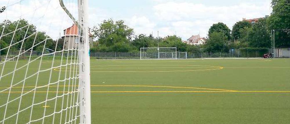 Freie Sicht aufs Tor. In den Ferien tut sich wenig auf den Potsdamer Fußballplätzen. Doch zu Beginn des neuen Schuljahres wird es für die Vereine schwierig, alle Kinder und Jugendliche unterzubringen. Die Plätze reichen kaum noch aus.