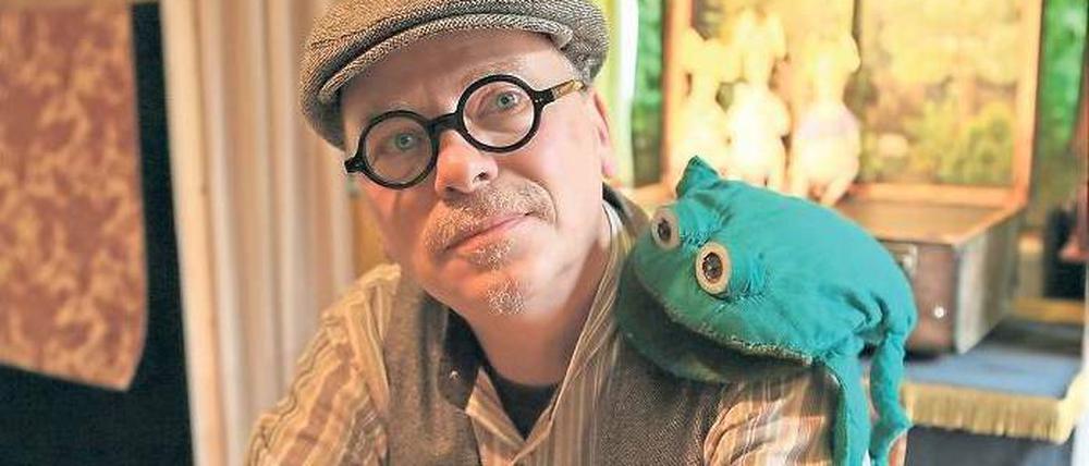 Sei ein Frosch. Puppenspieler Udo Weber und sein nächster Hauptdarsteller, der Frosch. Er ist genauso lange im Geschäft wie Weber selbst – vor 30 Jahren begannen beide ihre Karriere.