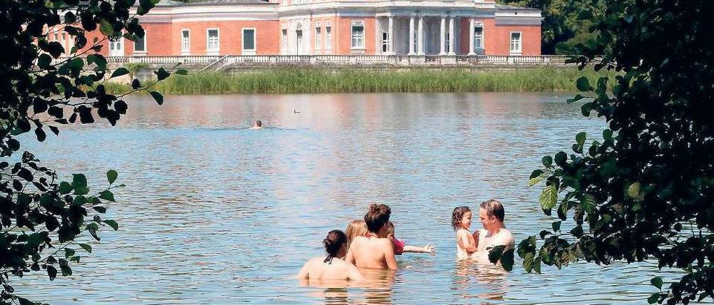 Baden im Heiligen See: Das Gesundheitsamt bescheinigt dem Gewässer eine sehr gute Wasserqualität. Auch bei den anderen Badestellen in Potsdam sieht es laut Stadtverwaltung gut aus.