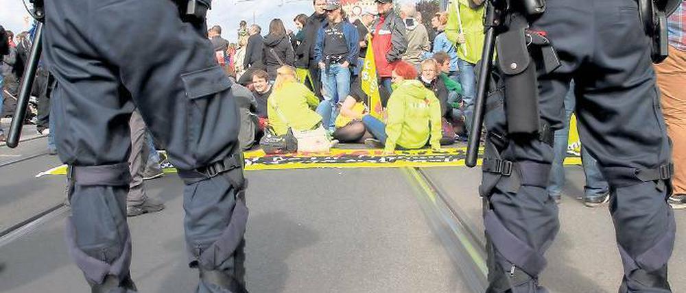 Proteste. Am Samstag blockierten zunächst rund 2000 Potsdamer die angemeldete Route von 80 Rechtsextremisten auf der Langen Brücke. Das war bis 13.30 Uhr genehmigt. Danach forderte die Polizei drei Mal erfolglos dazu auf, die Straße zu räumen.