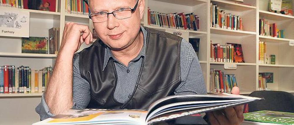 Ausgelesen. Die Bibliothek der Rosa-Luxemburg-Schule wird geschlossen. Ralf Kelling, „der singende Bibliothekar“, hat keine Stelle mehr.