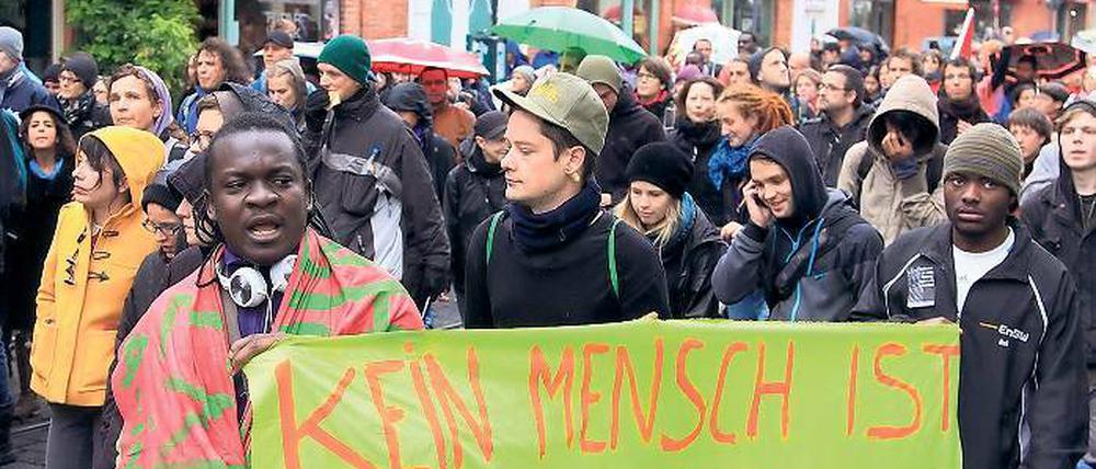 Protestzug in der Innenstadt. Gut 300 Demonstranten zogen am Freitag durch den Potsdamer Herbstregen. Die Flüchtlinge und ihre Unterstützer fordern unter anderem, dass Asylbewerber den Landkreis verlassen dürfen, in dem sie untergebracht sind. Bisher gilt die sogenannte Residenzpflicht.