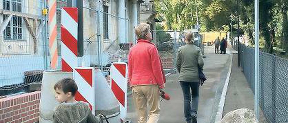 Bauarbeiten beendet: Vor der Villa Gutmann in der Bertinistraße können Fußgänger jetzt ohne Behinderungen flanieren. Autofahrer dürfen an dieser Stelle weiterhin nicht fahren – dagegen klagen Anwohner gegen die Stadt.