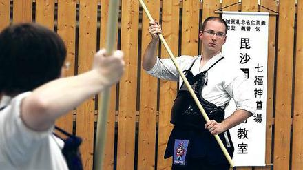 Der mit dem Langschwert kämpft. Übungsleiter Stefan Pawlitke beim Training. Wer einmal beim japanischen Naginata-Kampfsport zuschauen möchte, hat dazu heute Gelegenheit.