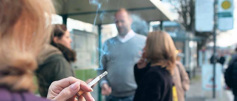 Eine Zigarette, bevor die Straßenbahn kommt? Nach dem Willen von FDP und SPD sollen Potsdamer Raucher künftig nicht mehr in überdachten Haltestellen qualmen dürfen. Darüber beraten die Stadtverordneten erstmals am morgigen Mittwoch.