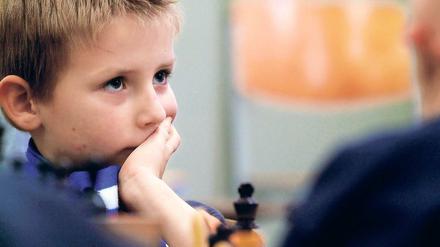 Endlich denken können statt vor sich hin träumen. Vor fünf Jahren hat ein damals sechsjähriger hochbegabter Junge beim Schachkurs an seiner Schule teilgenommen. Da besuchte er schon die dritte Klasse.