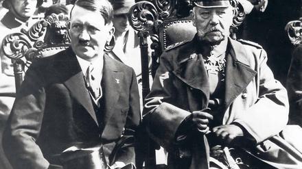 Umstrittene Rolle: Reichspräsident Hindenburg (r.) neben Adolf Hitler.