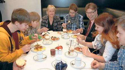 Startklar: Die Chefs der AWO und des Dorint frühstücken mit Schülern.