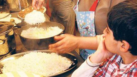 Der Duft der Heimat. Der achtjährige Benjamin half seiner Mutter Parwana Mohseni beim Kochen afghanischer Speisen im Friedrich-Reinsch-Haus.