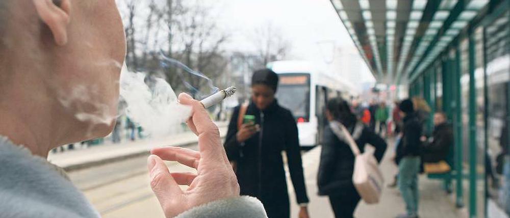Verbotene Zone. Die Mehrheit der Stadtverordneten will, dass die Potsdamer Bus- und Tramhaltestellen rauchfrei sind. Wie das durchgesetzt werden soll, ist aber nicht klar. Wird trotzdem geraucht, gibt es keine Sanktionen.