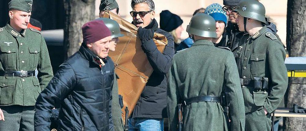 Wie ein Sommertag. Clooney – mit Sonnenbrille – beim Dreh in Berlin.