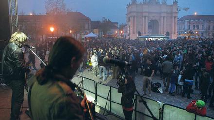 Laute Musik: Beim „Rhythm against Racism“-Festival kamen am Dienstagabend mehr als 3000 Besucher. Unter anderem spielten Samavayo aus Berlin und die Babelsberger Punker von Veto (Bild) – um ein Zeichen gegen Rassismus zu setzen.