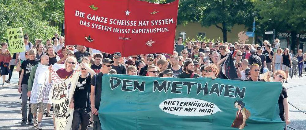 Sie wollen blieben. Rund 300 Potsdamer demonstrierten am Samstag gegen steigende Mieten und die Verdrängung aus der Innenstadt.