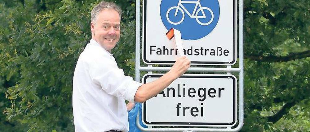 Alles klar? Das Verkehrszeichen mit der Nummer 244 ist neu in Potsdam. Potsdams Beigeordneter für Verkehr, Matthias Klipp (Grüne), enthüllte es Mittwoch selbst. In der Fahrradstraße Am Babelsberger Park geben seitdem die Radfahrer das Tempo vor.