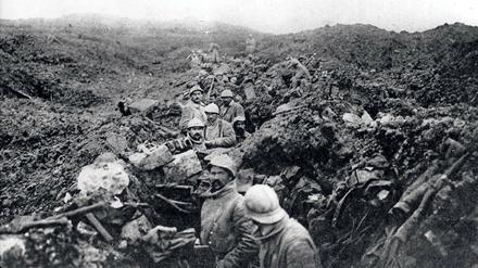 „Er lag ganz vorn im Dreck.“ Soldaten im Ersten Weltkrieg nahe der französischen Stadt Verdun. Die Schlacht um Verdun war eine der größten des Krieges.