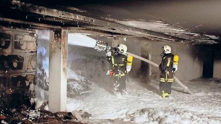 Völlig ausgebrannt. In der Nacht zu Sonntag bekämpfte die Potsdamer Feuerwehr einen Autobrand im Kirchsteigfeld. Die Feuerwehrleute rückten mit Atemschutzmasken vor und setzten Löschschaum ein. Die Polizei geht von einem Brandanschlag aus; die Ermittlungen sind noch nicht abgeschlossen.