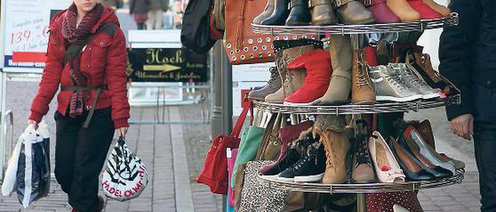 Der Schuh drückt. Potsdams Innenstadt-Händler wollen auch von den flanierenden Touristen an Sonntagen profitieren.