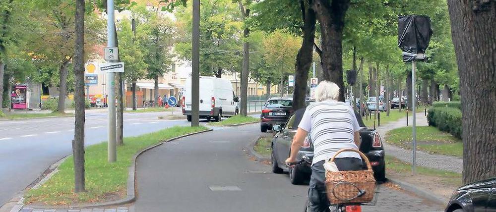 Vorfahrt für Radler. Die Nebenfahrbahn der Berliner Straße ist ab dem heutigen Freitag Fahrradstraße – die Verkehrsschilder sind bereits aufgestellt und werden dann enthüllt. Eine erste Fahrradstraße gibt es seit dem Sommer 2013 am Park Babelsberg.