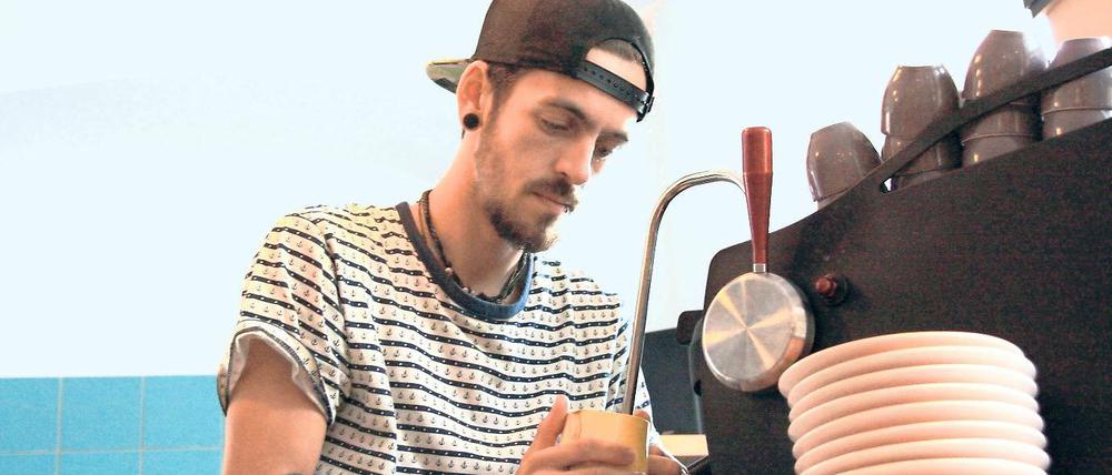 Nicht einfach nur kochen. Für den Potsdamer Patrick Berger ist Kaffee eine Leidenschaft. Am Bassinplatz hat der 29-Jährige nun mit „Buena Vida Coffee Club“ sein eigenes Café eröffnet.