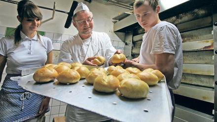 Täglich Brot. Eine Konditorin und einen Bäcker bildet Bäckerei-Braune-Chef Werner Gniosdorz derzeit aus. Wegen der nächtlichen Arbeitszeiten ist es schwer, Jugendliche zu finden.