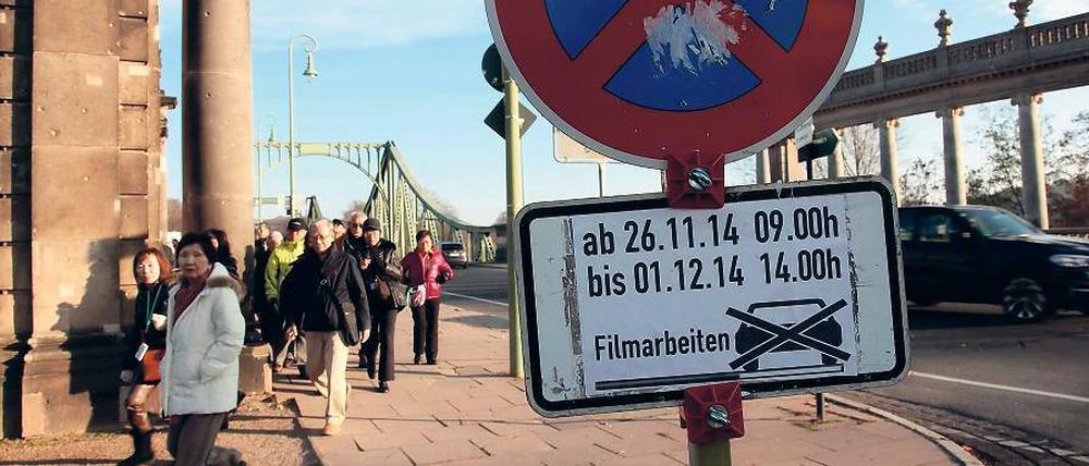 Spielberg kommt. Am Sonntag konnten die Potsdamer noch bei Sonnenschein über die Glienicker Brücke spazieren. Für Dreharbeiten zu Steven Spielbergs Agententhriller wird sie zwischen Donnerstag, dem 27. November, und Montag, dem 1. Dezember, komplett gesperrt. Eine Umleitung über die A 115 und L 40 wird ausgeschildert.
