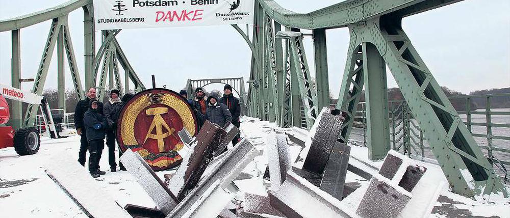 Dank ans Team. Mehrere Tage war die Glienicker Brücke Ende letzten Jahres für Starregisseur Steven Spielberg gesperrt, der dort Szenen für einen Agententhriller drehte.
