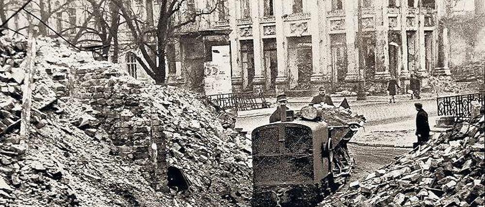 Noch 1945 begann der Wiederaufbau. Mit Trümmerbahnen schaffen Potsdamer die Steine weg.