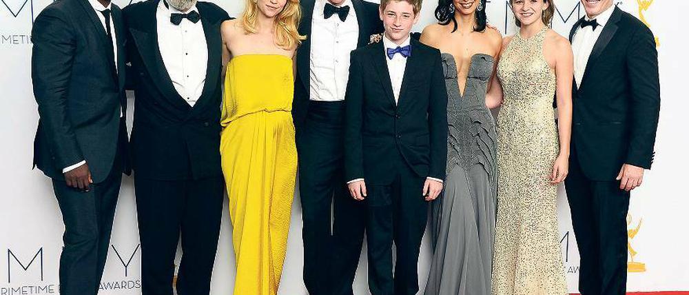 „Homeland“-Team. Die Stars der Serie sind Claire Danes (3. v. l.), Mandy Patinkin (2. v. l.) und Damian Lewis (4. v. l.). Hier posieren sie nach dem Gewinn der Emmy Awards 2012.