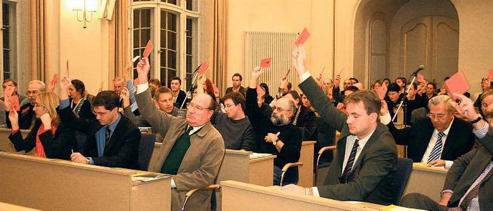 Potsdams Stadtparlament hat viel zu entscheiden, wie hier bei einer Abstimmung über den Bau des Stadtschlosses 2006. Seit 1990 sind die Stadtverordneten frei gewählt.