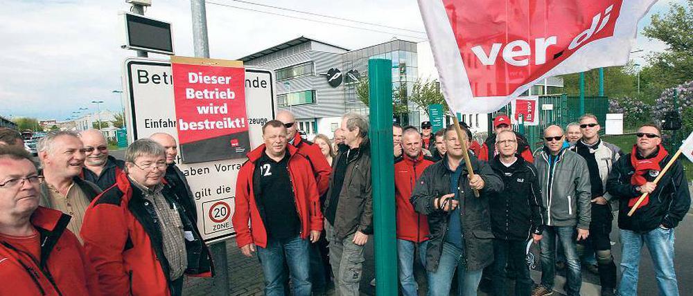 Etwa 40 Mitarbeiter streiken Tag und Nacht vor dem Gelände des Verkehrsbetriebes in Babelsberg.