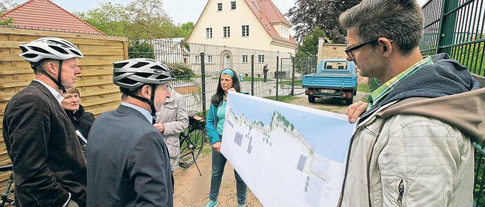 Grünen-Baudezernent Matthias Klipp (l.) und Oberbürgermeister Jann Jakobs (M.) lassen sich die Planungen für das letzte Stück Uferweg an der Vorderkappe zeigen.