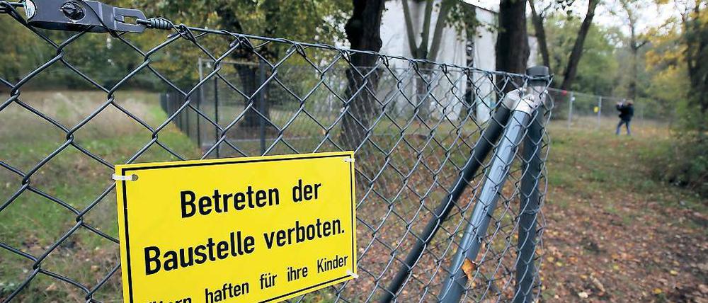 Am Zaun. Die Einfriedung des Geländes rund um die Villen Henckel und Schlieffen am Pfingstberg sorgt seit Monaten für Proteste.