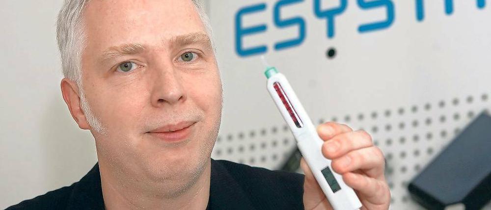 Schlauer Stift für Diabetespatienten. Emperra-Mitgründer Janko Schildt mit dem Smart Insulin Pen.