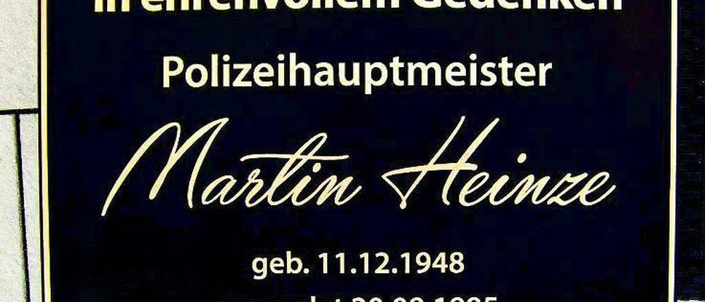 Polizeihauptmeister Martin Heinze wurde in der Nacht zum 20. August 1995 getötet. Eine Tafel in der Polizeiinspektion Potsdam soll nun an ihn erinnern.